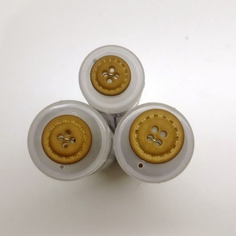 Knapp, 4 hull, matt, beige m. stikning