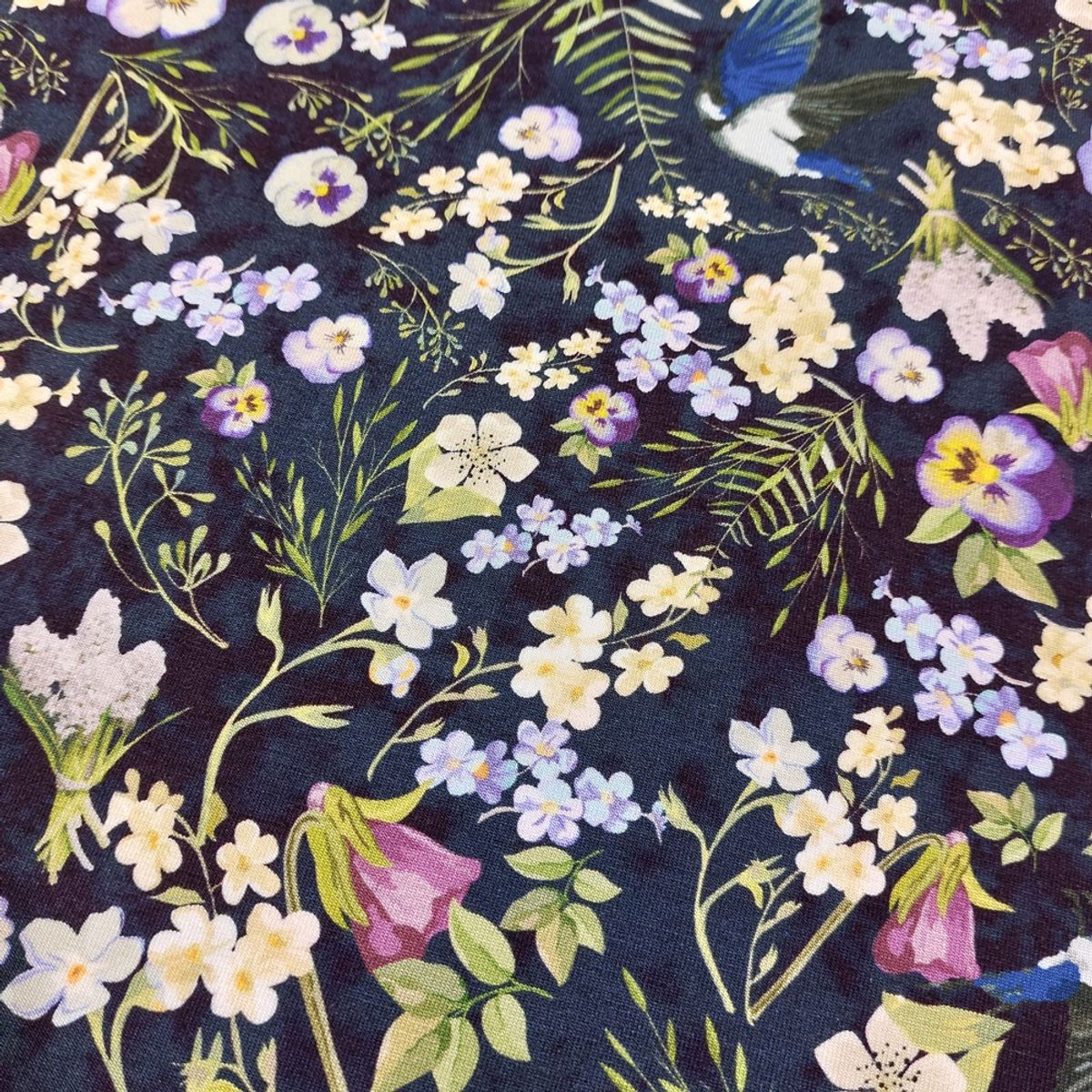 Viskosejersey - blomster og fugler, marine