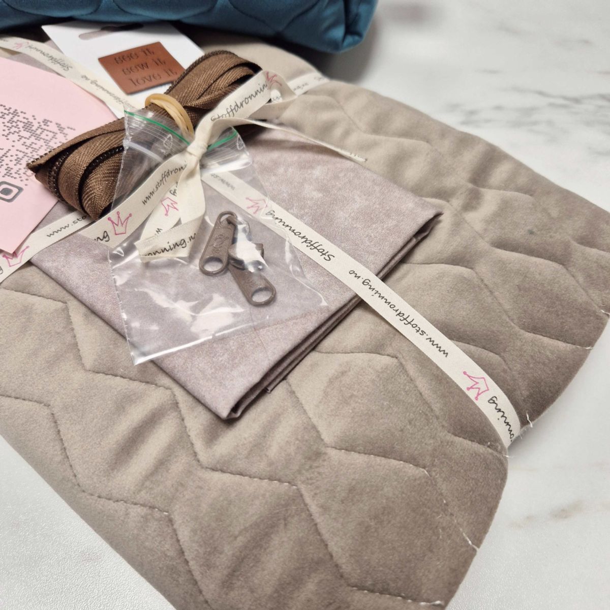 Materialpakke Boxy Pouch - Quiltet velour - sand