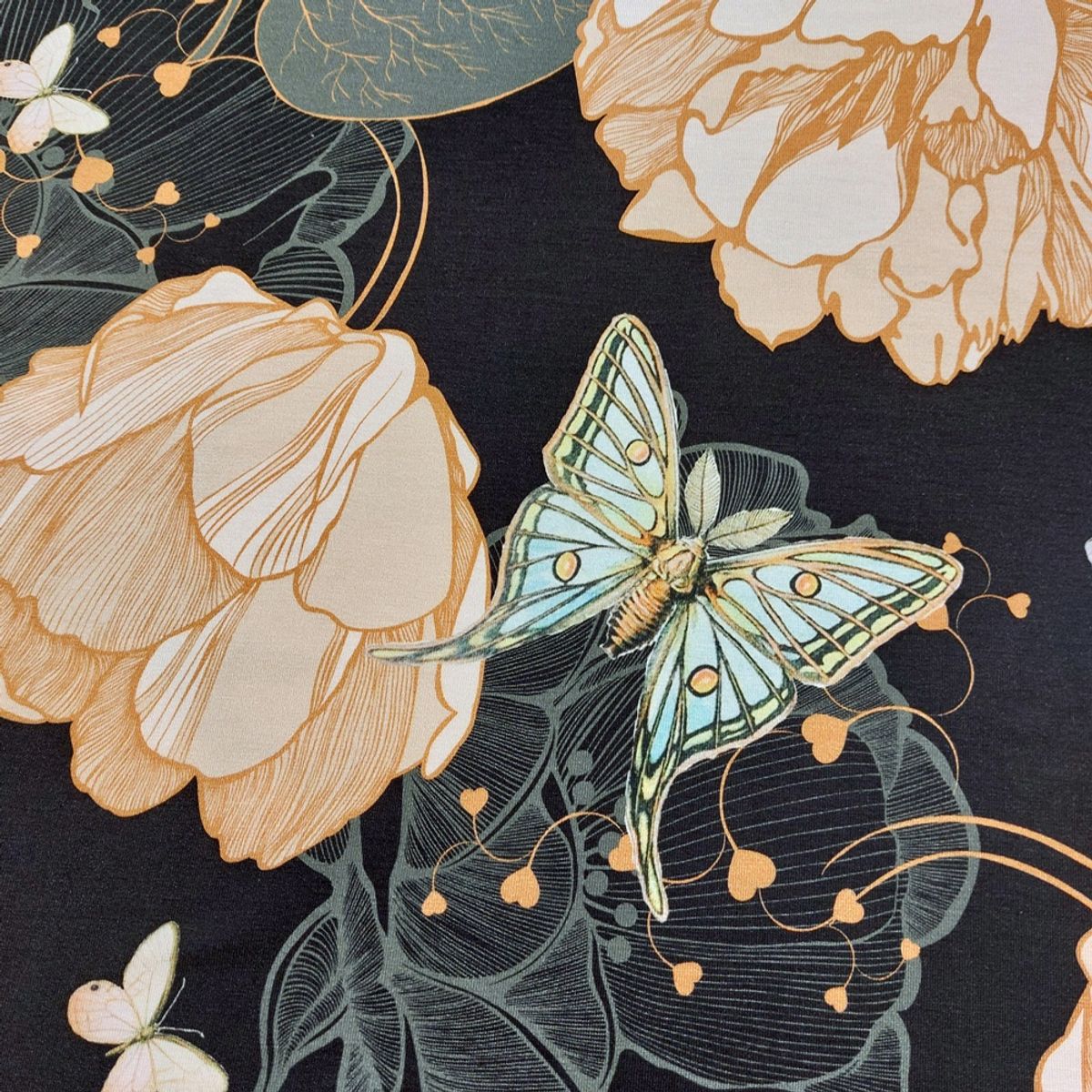 Viskosejersey - oransje blomster m. sommerfugler