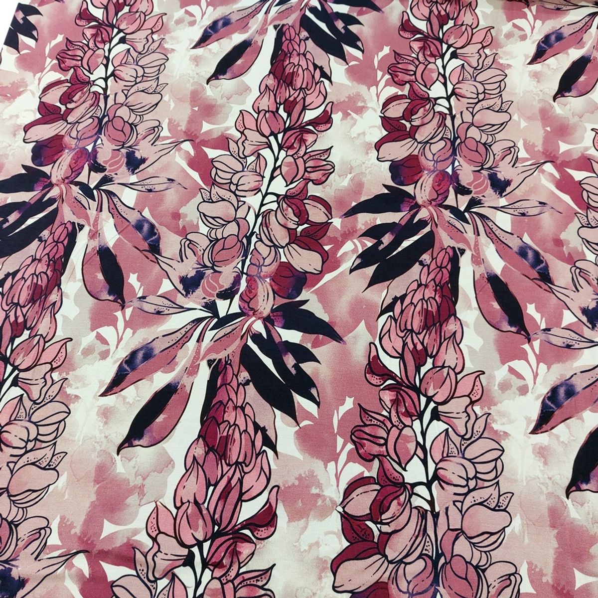 Viskosejersey – blomster i ranker, rosatoner